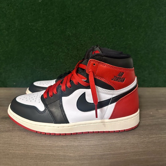 Jordan 1 Retro High ‘Black Toe Reimagined’ Size 8.5 - Picture 3 of 12